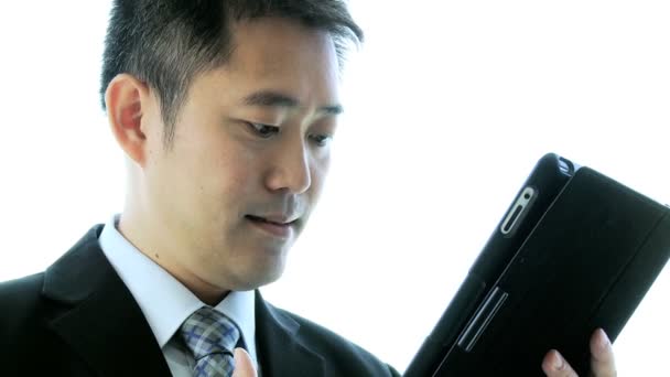 Empresário asiático usando tablet sem fio
 - Filmagem, Vídeo