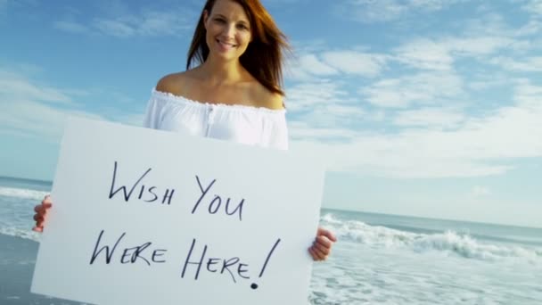 Frau am Strand mit Hinweistafel - Filmmaterial, Video