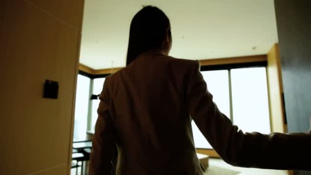 Επιχειρηματίας εισάγει το δωμάτιο του ξενοδοχείου - Πλάνα, βίντεο