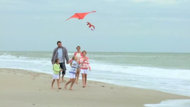 Famille avec cerf-volant sur la plage
 - Séquence, vidéo