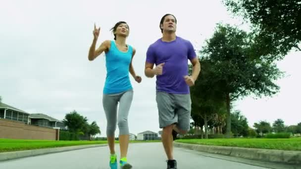 Paar in sportkleding joggen uit - Video