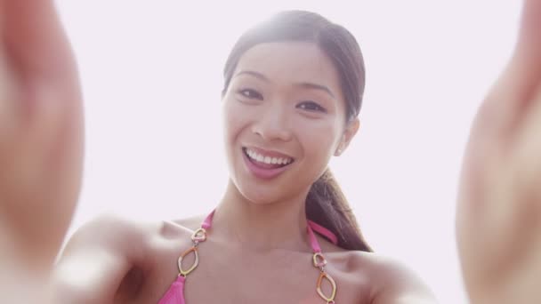 Ázsiai nő élvezi tengerparti nyaralás - Felvétel, videó
