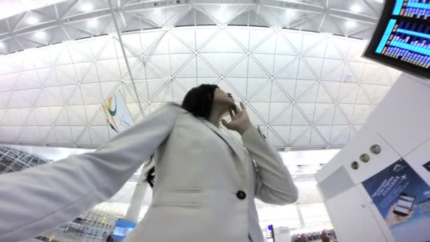 Mulher de negócios asiática no Aeroporto Internacional
 - Filmagem, Vídeo