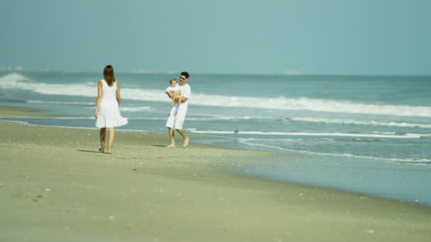 Rodzice z dzieckiem korzystających wakacje na plaży - Materiał filmowy, wideo