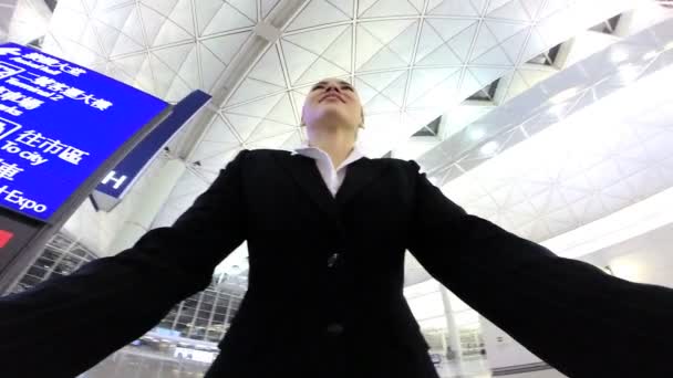 Empresária no moderno terminal aeroportuário
 - Filmagem, Vídeo