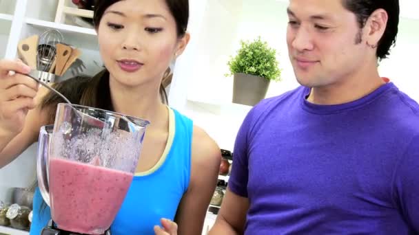 Ζευγάρι, καθιστώντας τα οργανικά φρούτα ποτό - Πλάνα, βίντεο