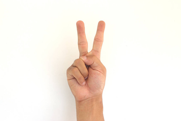 Ασιάτης άνδρας χέρι δείχνει την ειρήνη σημάδι απομονώνονται σε λευκό φόντο - Φωτογραφία, εικόνα