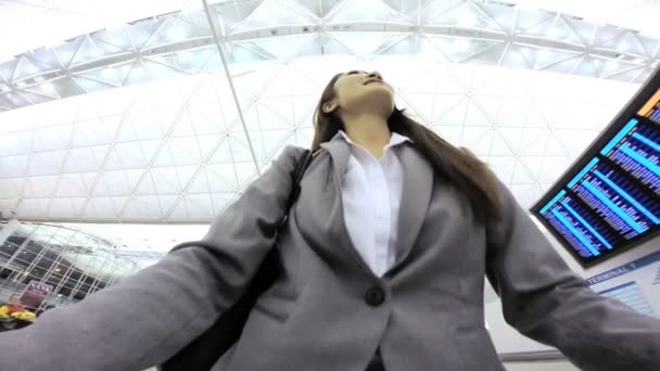 Zakenvrouw in internationale luchthaven terminal - Video
