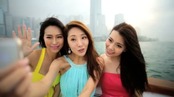 Κορίτσια λαμβάνοντας selfie στο γιοτ - Πλάνα, βίντεο
