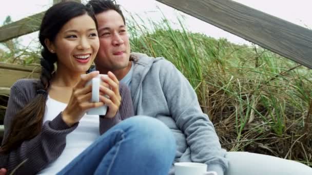 Paar am Strand trinkt Kaffee - Filmmaterial, Video