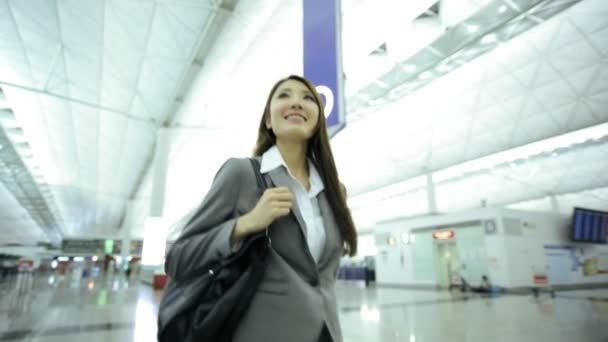 空港ターミナルのアジア女性実業家 - 映像、動画