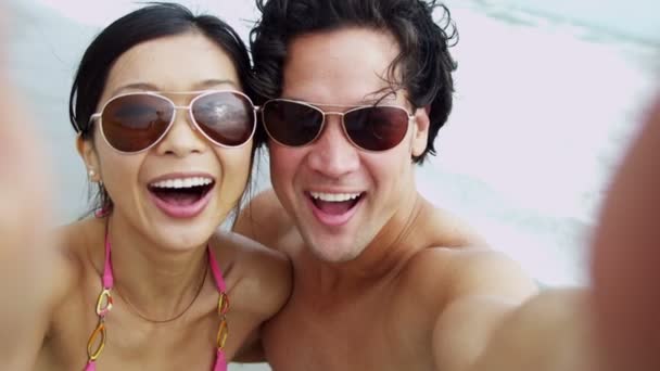 ζευγάρι τη διασκέδαση στην παραλία - Πλάνα, βίντεο