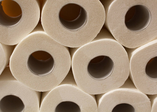 белый рулон туалетной бумаги, 100% целлюлоза - Фото, изображение