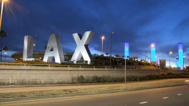LAX signo de tráfico nocturno Aeropuerto Internacional de Los Ángeles
 - Imágenes, Vídeo