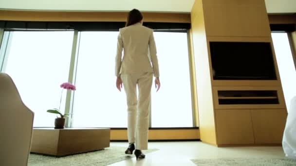 Asijské podnikatelka v luxusním bytě - Záběry, video