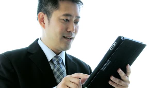 Corretor de ações asiático usando tablet
 - Filmagem, Vídeo