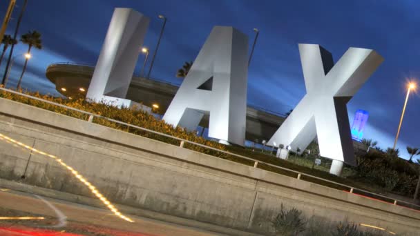 Laxní znamení Illuminated soumraku mezinárodní letiště highway provozu globální dopravy, Los Angeles Usa - Záběry, video