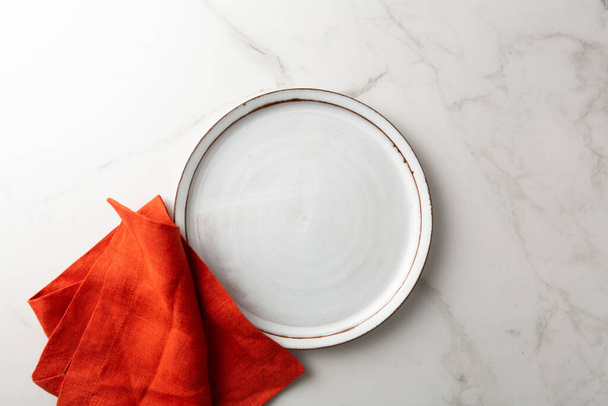 Cocinar concepto de alimentos vacío placa blanca plana laico textil - Foto, imagen