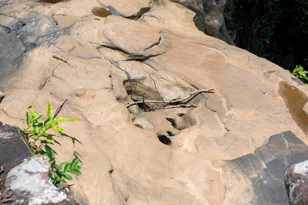 trou de pierres dans le ruisseau, heure d "été à la cascade Yung Thong, Na Yung - Nam Som National Park Udon Thani Province, Thaïlande - Photo, image