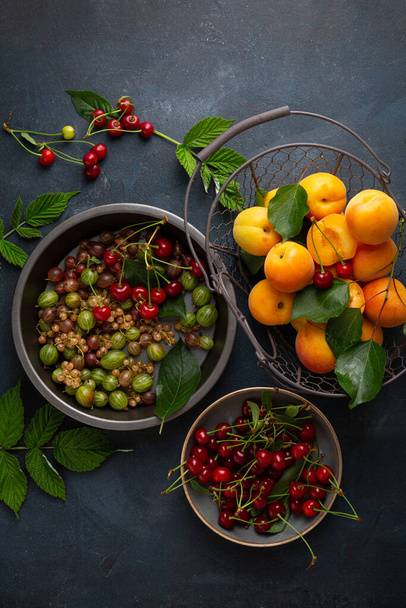 Summer berries cherry apricots in baking dish bowl basket  - Foto, Bild