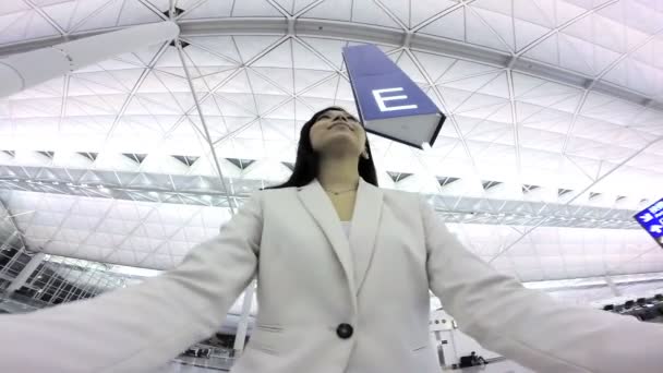 Mulher de negócios asiática no Aeroporto Internacional
 - Filmagem, Vídeo