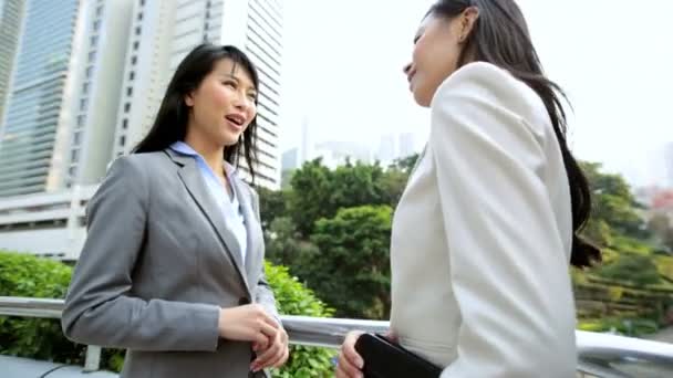 Γυναίκες επιχειρηματίες σε εξωτερικούς χώρους, συζητώντας τη συνεργασία τους - Πλάνα, βίντεο