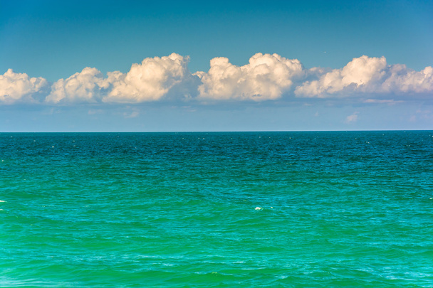 Γαλαζοπράσινα νερά του Ατλαντικού Ωκεανού στην παραλία του Μαϊάμι, Φλόριντα. - Φωτογραφία, εικόνα