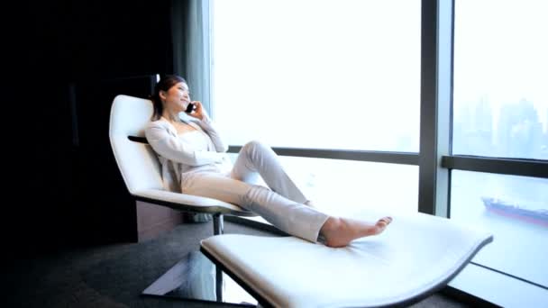 Mujer de negocios en el hotel hablando por teléfono inteligente
 - Metraje, vídeo