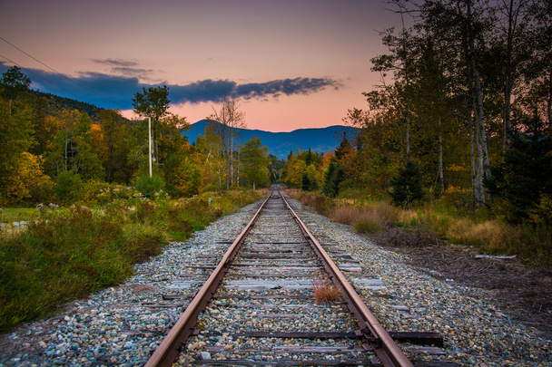 Railroad track and distant mountains at sunset seen in White Mou - Fotoğraf, Görsel