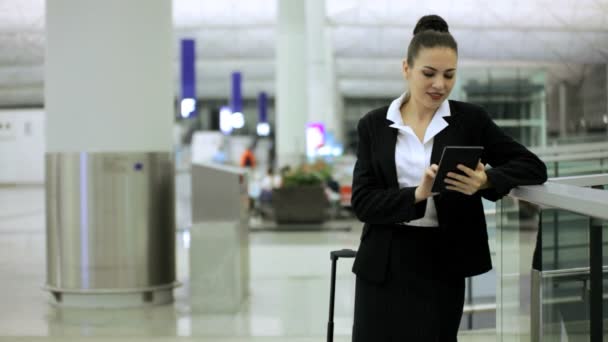 Mujer de negocios caucásica en terminal de aeropuerto
 - Metraje, vídeo