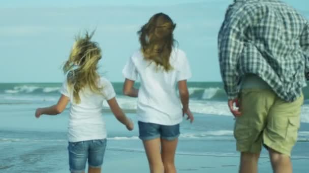Отец с дочерьми играет на пляже
 - Кадры, видео
