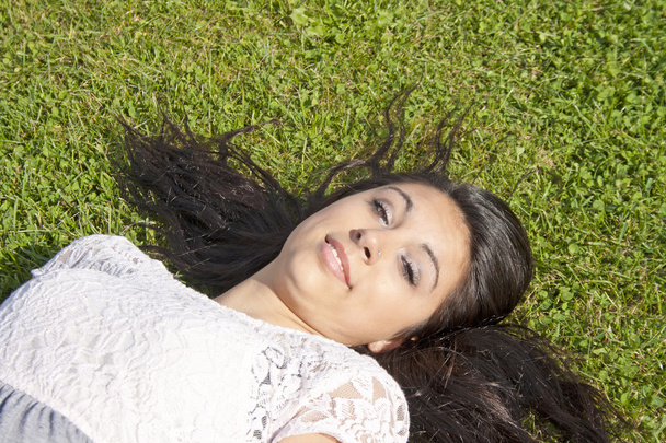 Belle adolescente allongée sur l'herbe
 - Photo, image