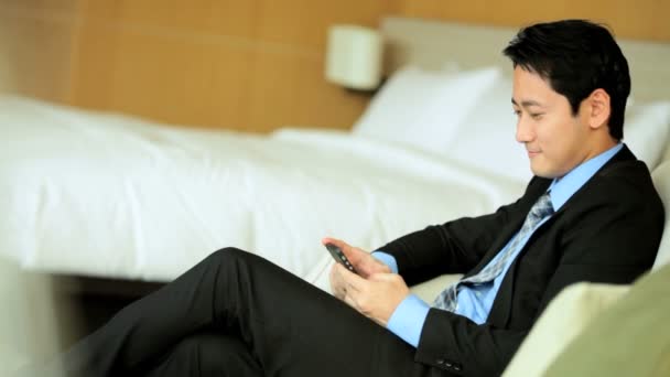 Empresario en hotel usando smartphone
 - Metraje, vídeo