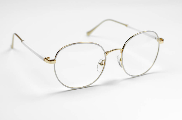 Κομψά γυαλιά σε λευκό φόντο. Γυαλιά σιδερένια - Φωτογραφία, εικόνα