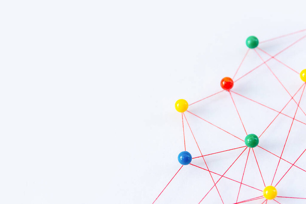 Entidades vinculantes, Blockchain, medios sociales, Red de Comunicaciones, La conexión entre las dos redes. Simulación de red sobre papel unida por hilo - Foto, Imagen