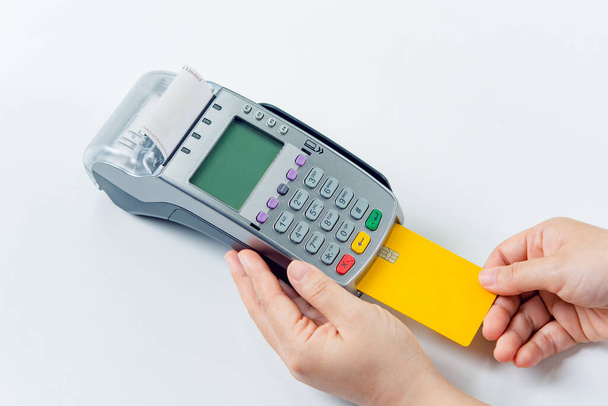 Paiement par carte de crédit avec machine EDC ou terminal de carte de crédit. - Photo, image