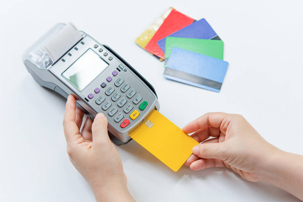 Hitelkártya-fizetés EDC-géppel vagy hitelkártya-terminállal. - Fotó, kép