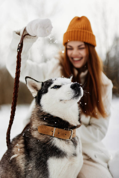 vrolijke vrouw op de sneeuwwandeling spelen rust frisse lucht. Hoge kwaliteit foto - Foto, afbeelding