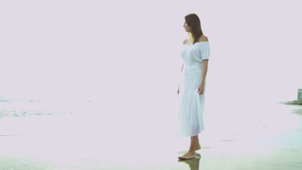 Γυναίκα στο λευκό sundress δίπλα σε ωκεανό - Πλάνα, βίντεο