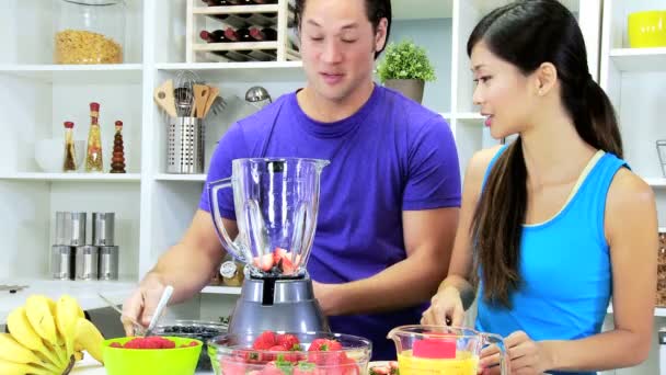 Couple préparant les ingrédients pour le jus
 - Séquence, vidéo