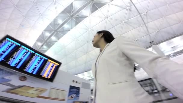 Mujer de negocios asiática en el Aeropuerto Internacional
 - Metraje, vídeo