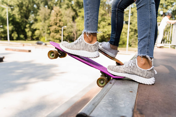Crianças meninas amigos prontos para passeio em penny board no parque de skate playground. Equipamento desportivo para crianças - Foto, Imagem