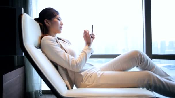 Geschäftsfrau im Hotel nutzt Smartphone - Filmmaterial, Video