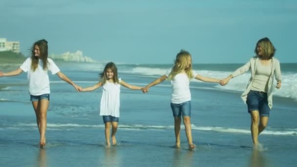 Rodzina chodzenia boso po plaży - Materiał filmowy, wideo