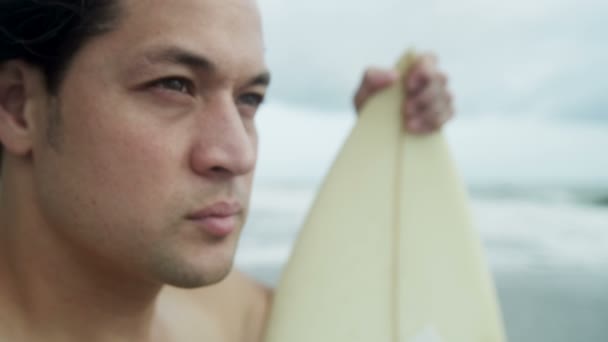 Dalgaları seyretmekten surfboard ile adam - Video, Çekim