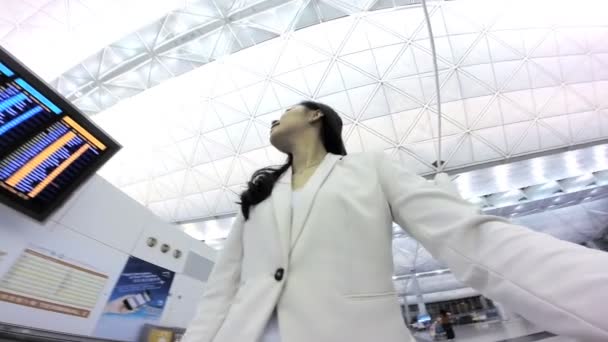 Mujer de negocios asiática en el Aeropuerto Internacional
 - Metraje, vídeo