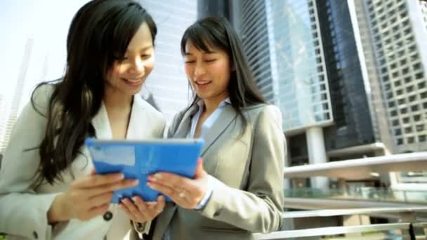 Businesswomen utilizando la tableta inalámbrica al aire libre
 - Metraje, vídeo