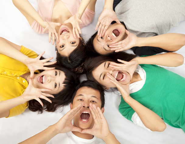 Gruppe junger Asiaten schreit - Foto, Bild