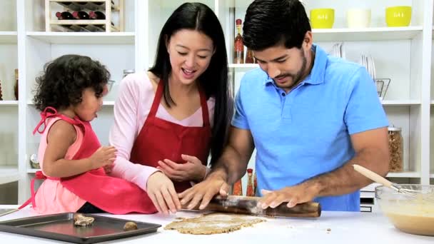 Menina com pais fazendo biscoito
 - Filmagem, Vídeo