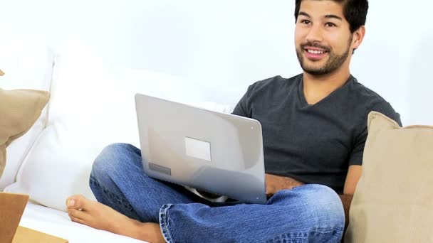 Laptopot használó férfi a kanapén - Felvétel, videó